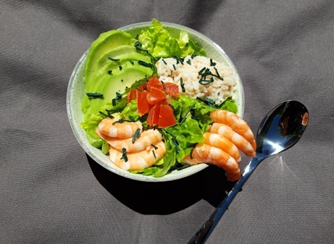 Salade bowl sans gluten, sans lactose, sans œuf : salade, crevette, tomates, riz et avocat  