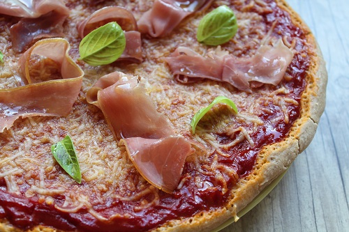 Pizza sans gluten, sans fromage de vache : tomate, chèvre, jambon cru ou avec des légumes